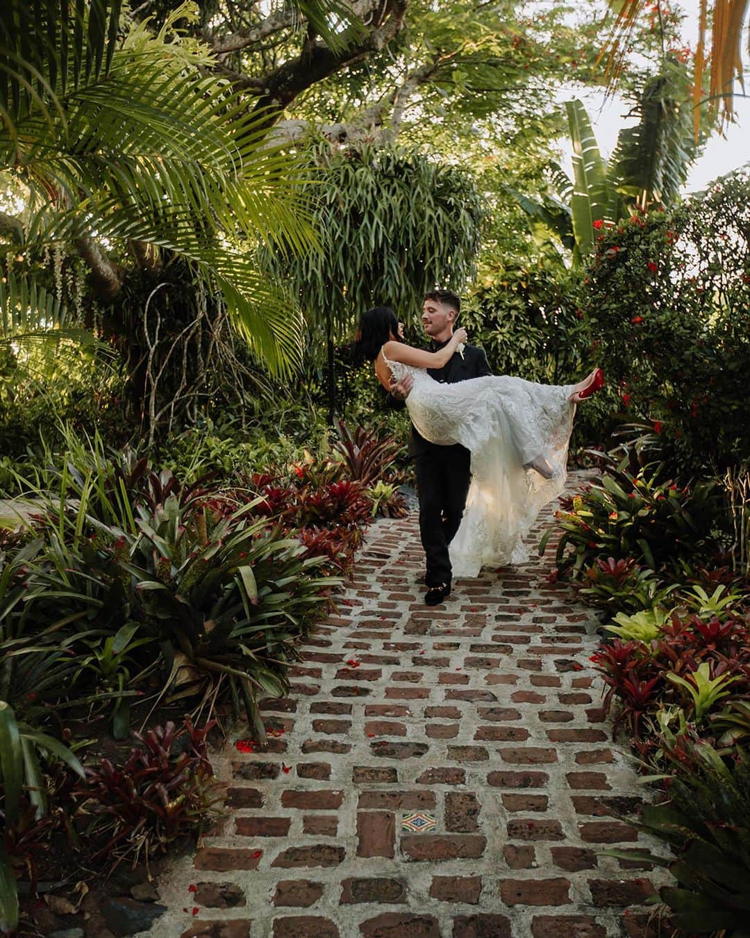 ガブ・バーハムさんのインスタグラム写真 - (ガブ・バーハムInstagram)「I’m still in awe of these photos @julieeejackson 🖤 Thanks a million times for capturing our big day!」7月11日 9時53分 - gabebarham