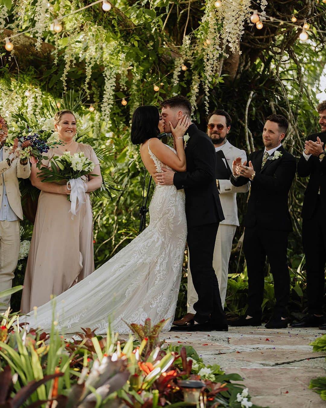 ガブ・バーハムさんのインスタグラム写真 - (ガブ・バーハムInstagram)「I’m still in awe of these photos @julieeejackson 🖤 Thanks a million times for capturing our big day!」7月11日 9時53分 - gabebarham