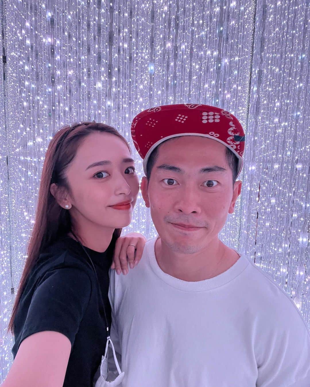 近藤千尋のインスタグラム：「昨日は家族dayでした🤍🤍🤍 久々に豊洲にある チームラボさんへ。。。✨🙏 何度行っても感動する場所🥺  姉妹はおおはしゃぎ😂笑 ばぁばも感動してて最高の時間でした💕  水の空間もあるので、 そこだけ美羽は抱っこでしたが あとは全部歩いて楽しめました☺️✨ (ショートパンツで行くのがおすすめ)  土日は仕事も家事もせずに 思いっきり遊びまくったので。。笑  今日からまだ頑張るぞー😤💪🏻💕💕」