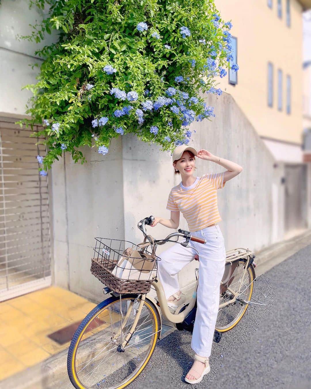 瀬戸早妃のインスタグラム：「おはようございます☀  昨日は選挙でしたね〜🗳✨ 未来を決める一票…大切です🇯🇵🗾🌍  投票に行った後は、こちらの愛車🚲を 2時間ほど走らせて大切な人に会いに行ってきました…💐 今日は脚が地味に筋肉痛🦵  今年で3年目になる. お気に入りの可愛い自転車です💕  #自転車女子  #YAMAHA」