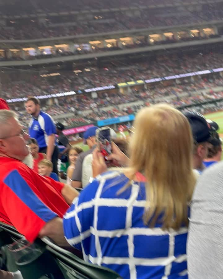 sevimli_hayvanlar34のインスタグラム：「This child of mine knew how to share all the love a shirt then a ball from 3rd base coach @coachtonybeasley what a great time thank y’all @rangers #texasrangers」