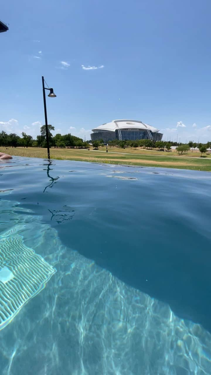 sevimli_hayvanlar34のインスタグラム：「Day 2 Game time from the pool was awesome too 🙏🏻🇺🇸✌🏻 @rangers #texasrangers #infinitypool」