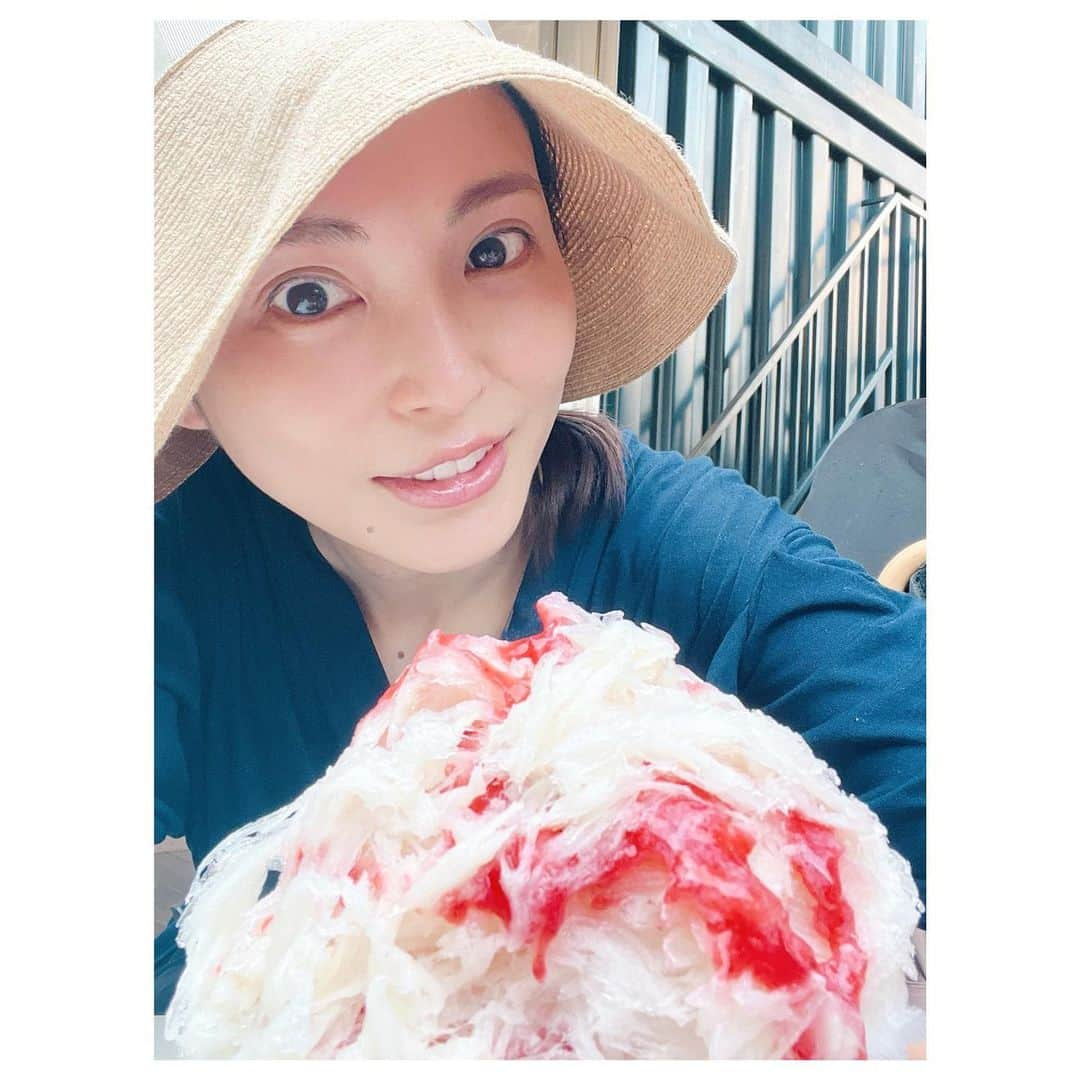 押切もえのインスタグラム：「🍧  今年初の氷。  天然氷に、いちごの果汁と甜菜糖のシロップ、豆乳を使った（とは知らずに食べていた）練乳がたっぷり…と、ちょっと身体に優しくて嬉しかった初物。  息子が食べたがっていたので、ちゃっかり便乗して夏を感じた午後でした。  #かき氷 #美味しくてあっという間に消えた」