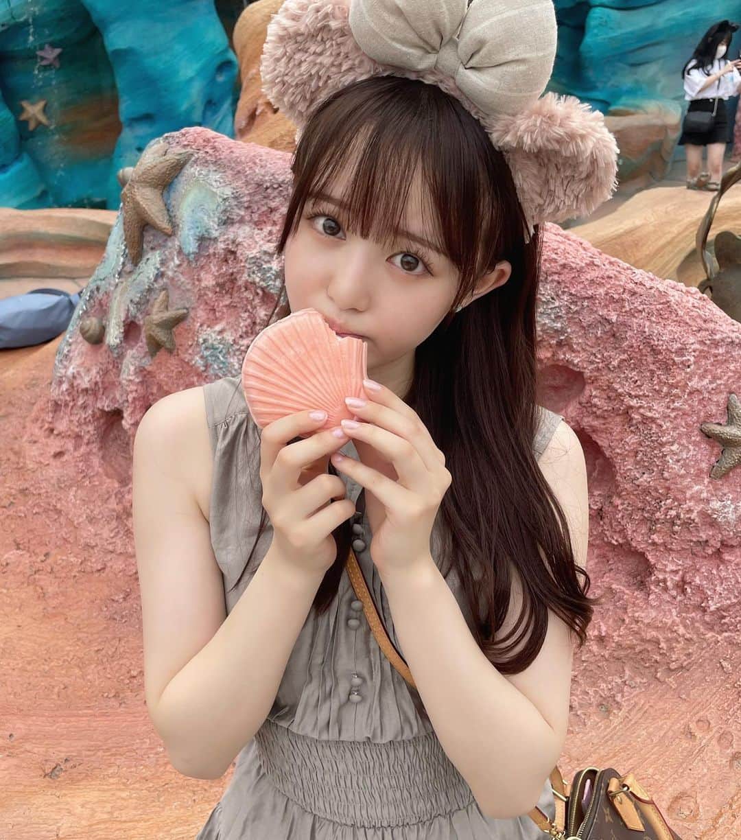 のインスタグラム：「3枚目はコロナ前ぶりにうきわまんを食べられて非常にご満悦な私 ⁡ ちなみに初めて母と2人きりで行きました🛟 楽しかった♡ ⁡ #tokyodisneysea  #東京ディズニーシー #ディズニーシー  #ディズニーカチューシャ #ディズニーコーデ #シェリーメイコーデ」