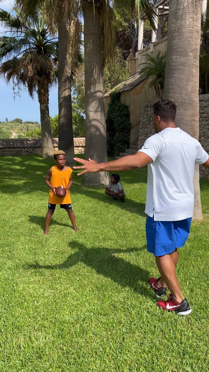 ラッセル・ウィルソンのインスタグラム：「Post workout work with the young fellas! Future & Kingston young legends. Watch out @NFL」