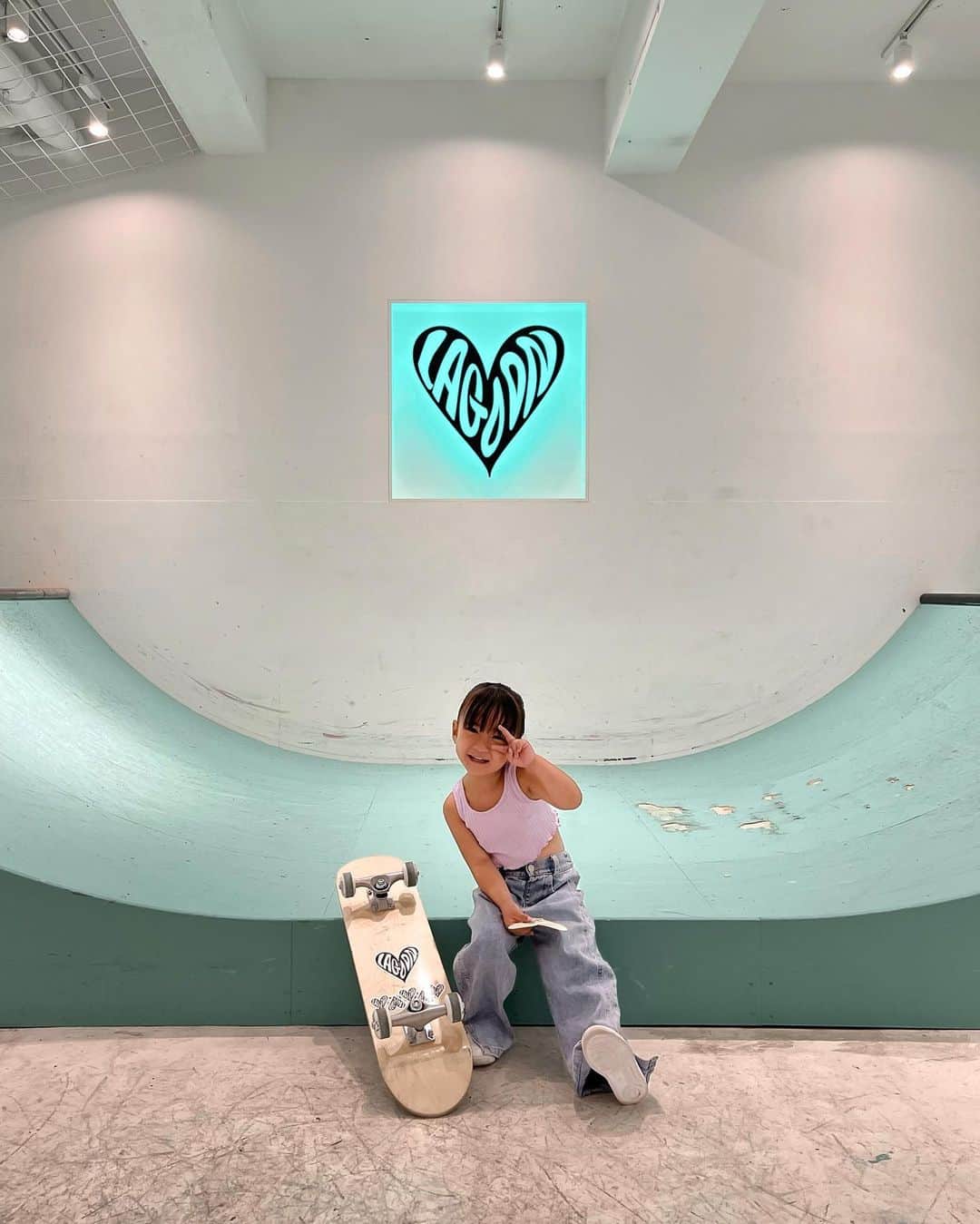 孫きょうのインスタグラム：「最近のお出掛け記録🛹💙  我が子達スケボーレッスンにハマる✌🏽 年の差でも同じように楽しめるし、ここなら行く〜と日曜日一緒に家族で出掛けてくれる兄🔥 2週連続で行ってきて、スノボー歴は4歳からで長いから、さっそく慣れてきてる！室内だし夏休みも沢山通う予定🫶🏻  あとは焼肉ライフとギャルのおもしろ動画👱🏽‍♀️」