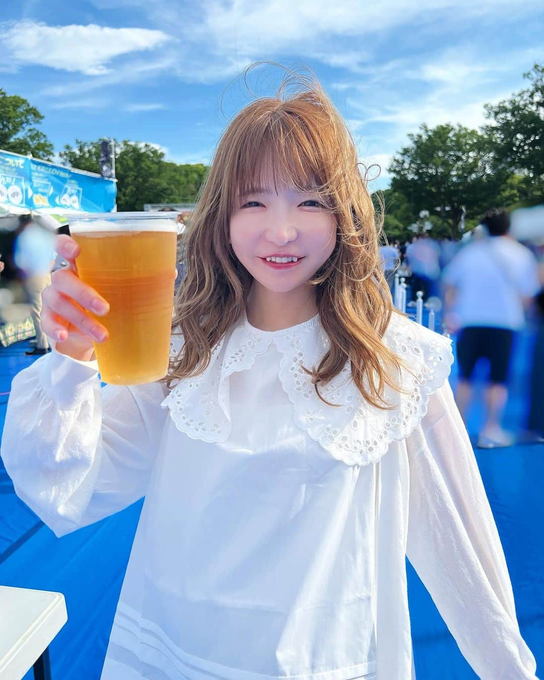 のインスタグラム：「かんぱいっ🍻☺️  #かんぱい#もえあず#野外フェス #大食い#大食い女子 #ビール女子 #もえもえきゅんきゅん」