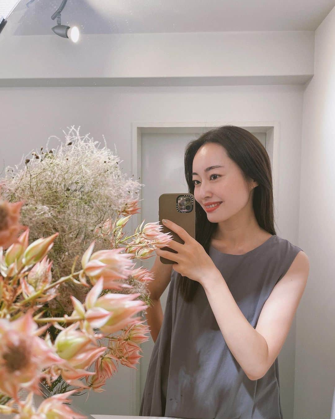 小祝麻里亜のインスタグラム：「💆🏻‍♀️🌿.*  湿気でまつ毛もあちこちな方向へカールしちゃうから、ちかさんにまつ毛パーマをあててもらいました☺️🌻本当に綺麗に上がりました〜✨  その前にフェイシャルを初めてやってもらいました！冗談抜きで肌色のトーンがあがって、びっくり🫢👏 肌のキメも整ったし、とても気持ちよかったです。  いまはプライベートサロンですが、元々は有名な所で経験を積まれてるゴッドハンドのちかさん✨プライベート空間で贅沢なひとときでした🌷🌷しばらくこのまつ毛でビューラーいらず🙏(ちなみに写真はリップ以外すっぴん。素肌力も目力もアップしました、感謝しかない🥹)  いつもサロンに飾られているお花も綺麗で元気だし、ちかさんもパワフルだし、とても気が良いサロン🌱今回も有難うございました☺️ ( @__palmcoco.chica )  ． ． ＿＿＿＿＿＿ #プライベートサロン #隠れ家サロン  #まつげパーマ#まつ毛パーマ #アイラッシュ #フェイシャルエステ #뷰티스타그램 #스파 #에스테틱」