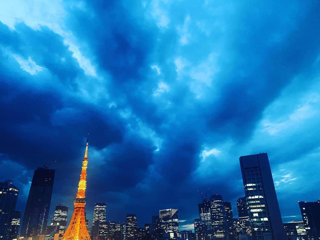 青木源太さんのインスタグラム写真 - (青木源太Instagram)「今にも泣き出しそうな東京の空。東京タワーのライトが点灯していることからわかるように19時以降の夜空なんですが、この季節は日の入り直後でもあるので、光の加減でこんな風に撮れることもあります。 #東京#TOKYO #tokyophotography  #tokyophoto  #tokyotower」7月11日 22時17分 - aoki.genta