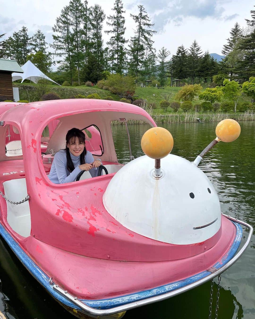 藤井美菜のインスタグラム：「. 5月中旬の長野旅は、山と水と木々のパワーにリフレッシュできた、心の充電旅になりました🙆🏻‍♀️🍃 今はもう東京で次の撮影の準備中です🌼  最近は暑くて日中出かけるとすぐバテてしまいますが、水分補給や良い睡眠を取るように心がけて、体調管理を頑張っています😌✨  無理をしすぎない、というのも大事ですよね。 皆さんも夏バテにお気をつけて！私も頑張ります🍀  5월 중순 나가노 여행은 산과 물과 나무들의 힘을 얻어서 마음 충전 여행이 돼었어요🙆🏻‍♀️🍃  지금은 도쿄에서 다음 촬영 준비중이예요🌼  요즘은 너무 더워서 힘든데 수분보습하고 잘 자고 간강관리를 열심히 하고있어요!!  여러분도 너무 무리는 하지 마시고…화이팅이예요!!  저도 화이팅할게요🍀  #スワンに乗りたかった #写真だけ撮った #でもてんとう虫も悪くなかった #でもてんとう虫かなぁ#🐞  #長野#長野旅 나가노#여행#일본여행#무당벌레 #japan#nagano#japantrip#garden#flower#Ladybug」