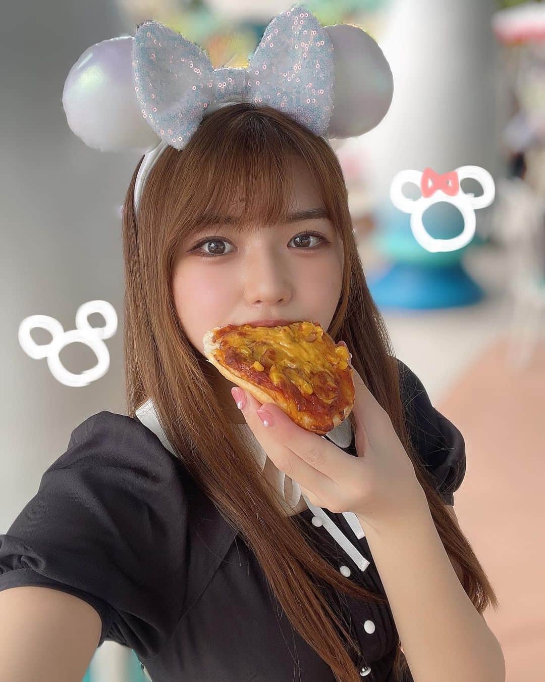 月愛きららのインスタグラム：「⋈⋆⋅⋆⋅⋆⋈⋆⋅⋆⋅⋆⋈  本当はミッキーの形だったんだよ🎀  #disney #disneyland #disneyfan #フレンチガーリー #フレンチガーリーコーデ #pizza #自撮り #アイドル #自撮り女子」