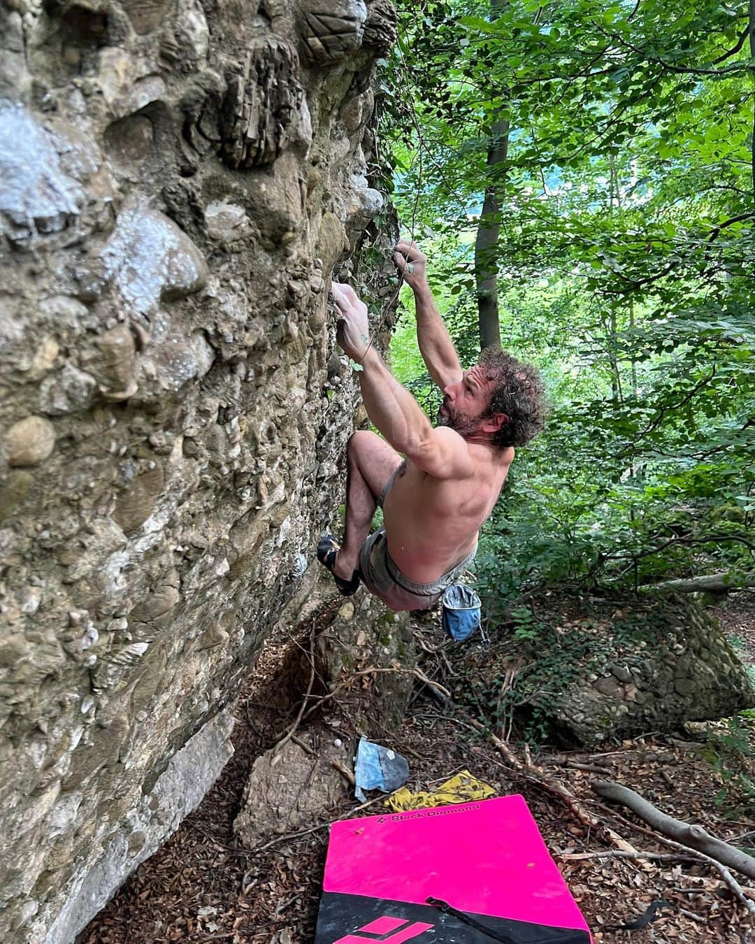 フレッド・二コルさんのインスタグラム写真 - (フレッド・二コルInstagram)「Sometimes the warm up becomes the project of the day…  #bouldering #sauna #summerdays #tropicalweather #whereisthewind」7月11日 22時52分 - fred_nicole