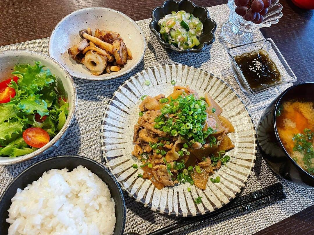 丸高愛実さんのインスタグラム写真 - (丸高愛実Instagram)「🍚💓  #いつの日かのごはん #豚バラ大根 #ちくわとしめじのマヨ炒め #オクラときゅうりの梅肉和え #もずく酢 #サラダ #豆腐とにんじんの味噌汁 #ごはん #ぶどう #丸高ごはん」7月11日 14時11分 - marutakamanami