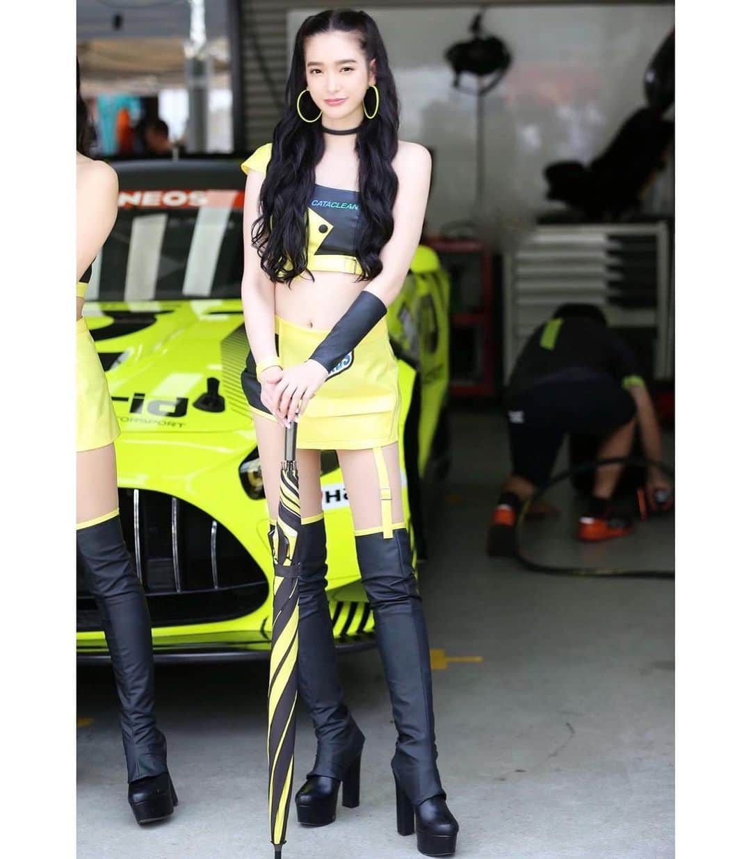 太田麻美のインスタグラム：「スーパー耐久Rd,3 SUGO 888号車Grid Motorsport優勝しました🏆🥇✨ チームにとって念願の初優勝とにかくとても嬉しくて感動しました。。  ラストースパートの追い上げ本当に凄かったですね👏 2日間不安定な天候でしたが、菅生戦も沢山の応援有り難うございました💛🖤 次戦も宜しくお願いします✨  @plexusjapan  @catacleanjapan  @grid_motorsport   #supertaikyu #racequeen #rq #costume #gridmotorsport #スーパー耐久 #レースクイーン」