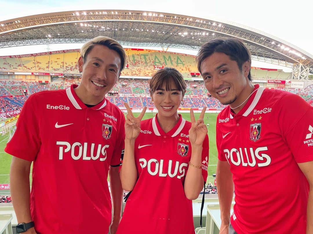 わちみなみのインスタグラム：「那須大亮さんのYouTubeに出演させていただきました⚽️ リゼムのタカさんと一緒に  久しぶりになってしまった埼スタ！ ユニ着てきゃっきゃしながらスタジアム練り歩きました💞 楽しすぎましたーーー！  YouTube公開が待ち遠しいです☀️  しかも3-0で完封試合！ 西川選手おめでとうございます✨ スタジアムで観る試合は格別すぎる✨ 水内さんやささっちさん、チームのスタッフの方にも会えて嬉しかったです🤎  #浦和レッズ　#サッカー観戦 #Ｊリーグ」