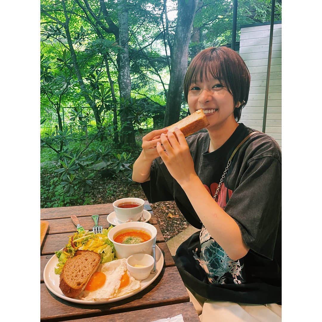 芳根京子のインスタグラム：「この前朝早くに撮影終わったから マネージャーさんと朝ごはん食べて帰った🍞リフレッシュ！  #芳根京子を置いておきます」