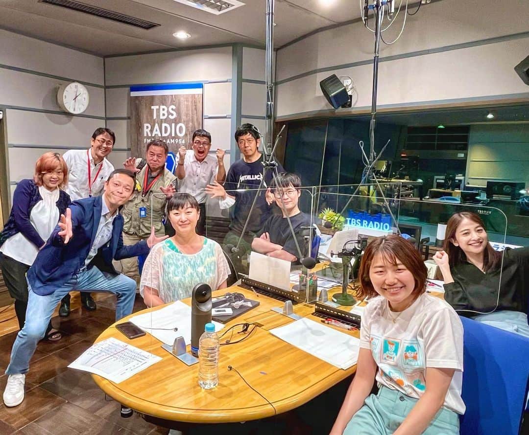 日比麻音子のインスタグラム：「昨日。 JRN報道特別番組 「開票ライブ！参院選2022」 5時間の生放送、 評論家の荻上チキさんと一緒に司会を務めました！  今だからこそ聞きたい、 未来に向けて聞きたい、 そんな質問をぶつけ、少しでもリスナーの皆さんの声を届けたい、 そんな思いで臨んだ生放送。  わかったこと、 わからないとわかったこと、 やっぱりわからなかったこと。  これからも一票の実感と重みをもって、 向き合っていかなければと思えた5時間でした。 ここからが、本番、ですよね。  チキさんはじめとした心強いチーム、 リスナーさんの温かく優しい励ましのお言葉、 全てのおかげで乗り切ることができました🙇‍♀️ 本当にありがとうございました！ また水曜日アトロクで @after6junction お話しできるかな〜😎  (撮影時のみ一時的にマスクを外しています。)  #ss954 #開票ライブ参院選2022 #参院選2022 #tbsradio」