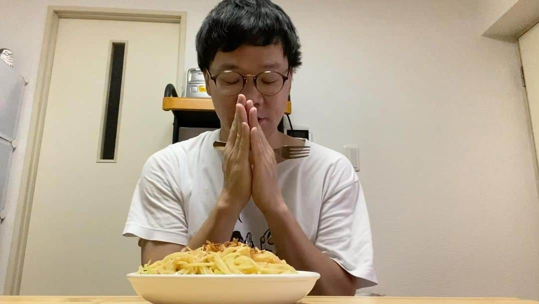 岡下雅典のインスタグラム：「はっきり言うとくわ。  パスタは  フォークじゃねぇ。  箸で食うのが1番うまいからな！！！  #箸 #箸しか勝たん #レタスと桜エビのペペロンチーノ💕 #箸うまい」