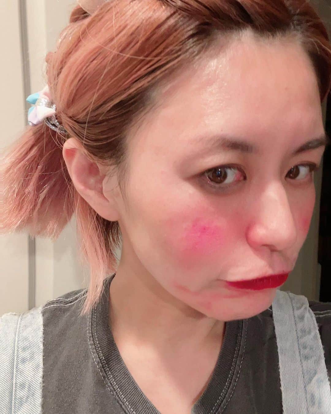 イガリシノブのインスタグラム：「イガリ家長女にヘアメイクしてもらいました ぷぷぷ。」
