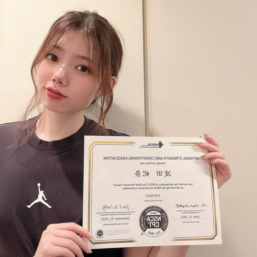 波田妃奈さんのインスタグラム写真 - (波田妃奈Instagram)「ご報告🎖 NSCA-CPT合格しました〜🤗✨ (国際的なパーソナルトレーナーの認定資格です！)  実は私、昔から運動音痴で 体育の授業もずっと動けずにいたタイプで… 自転車さえ乗れませんでした🤣 2年前、仕事を始めてからも体調を崩しがちで 渋々始めたパーソナルトレーニング。  偶然にも天才的なトレーナーさんに出会い！笑 コンテストの存在を知り、気づけばボディメイクに没頭してました…！  ボディメイクを通して… ✔︎身体が思うように動かせる気持ち良さ ✔︎目標に向かって頑張る楽しさ ✔︎一緒に頑張る仲間の大切さ ✔︎健康でいれることの幸せ  などなどプラスなものをたくさん気づくことができました✨  私自身も心身共に変わることができた経験から 同じように悩みを抱えていたり、 変わりたいと思っている方に トレーニングを通じてきっかけ作りがしたい！と思い パーソナルトレーナーを目指すようになり、 前々から勉強していました📝  トレーナーの方々にもサポートしてもらいながら 今後は目黒にあるジムでパーソナルトレーナーとしても活動していきたいと思います🙋🏻‍♀️  ご興味ある方はインスタのプロフィール画面の URLからLINE@のお友達追加をして 詳細ご確認ください🕊  もちろん会社員も続けながらになるので レッスン枠には限りがございます🙇🏻‍♀️  最後まで読んでくださった方、いつも応援してくださる方、 ありがとうございます💕 引き続きよろしくお願いします！  ------------------------------------------------------ #パーソナルトレーナー #女性パーソナルトレーナー #パーソナルトレーニング #パーソナルトレーニングジム目黒 #パーソナルトレーナーと繋がりたい #ボディメイク #食事指導 #ダイエット  #トレーニング #nsca #nscacpt #nsca認定パーソナルトレーナー #nsca合格 #パーソナルトレーナー依頼受付中 #パーソナルトレーナー依頼募集中 #志成ボクシングジム #志成ジムトレーナー #目黒ジム #不動前ジム #西五反田ジム #資格合格 #パーソナルトレーナー資格保持者　#personaltrainer #gym #jordan」7月11日 15時47分 - hina__fitness