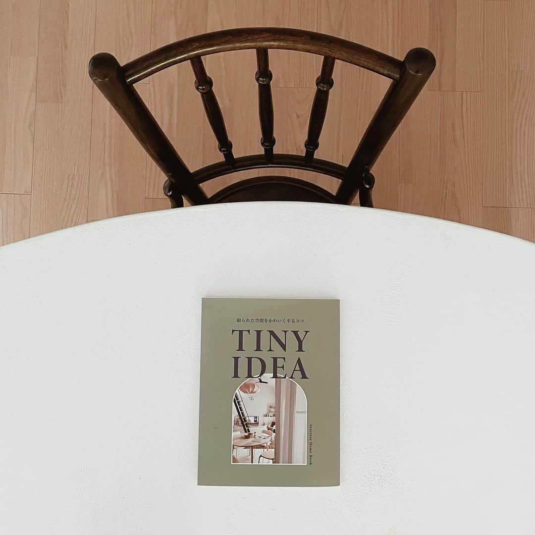 yuiのインスタグラム：「“TINY IDEA"  インテリア雑誌 & homeさまより マンションインテリアを特集したMook本的な かわいいinterior bookが本日発売されました🪞  そうそうたるおしゃれな方々と 素敵すぎるおうちに混ざって 我が家も掲載していただいてます🫣  どのお家も素敵すぎて 私もこの本に出会ってからリノベしたかった！と 若干後悔してるほど...😮‍💨 見てるだけでも目の保養になるし 参考になる素敵なアイデアばかりです💡  マンションは戸建てに比べるとやっぱり狭いし、 ある程度規定もあって自由が利かない部分もあるけど、 マンションでここまで素敵に暮らせるのか✨と 夢が広がる一冊になってます💭  ぜひお手にとってみてくださいね📖 . . . . .  #andhome#tinyidea #アンドホーム#マンションインテリア#インテリア#interior#interiorbook#mook#antique#vintage#homedecor#マンションリノベーション#リノベーション#海外インテリア#海外子供部屋#アンティークのある暮らし#ヴィンテージのある暮らし#こどものいる暮らし」