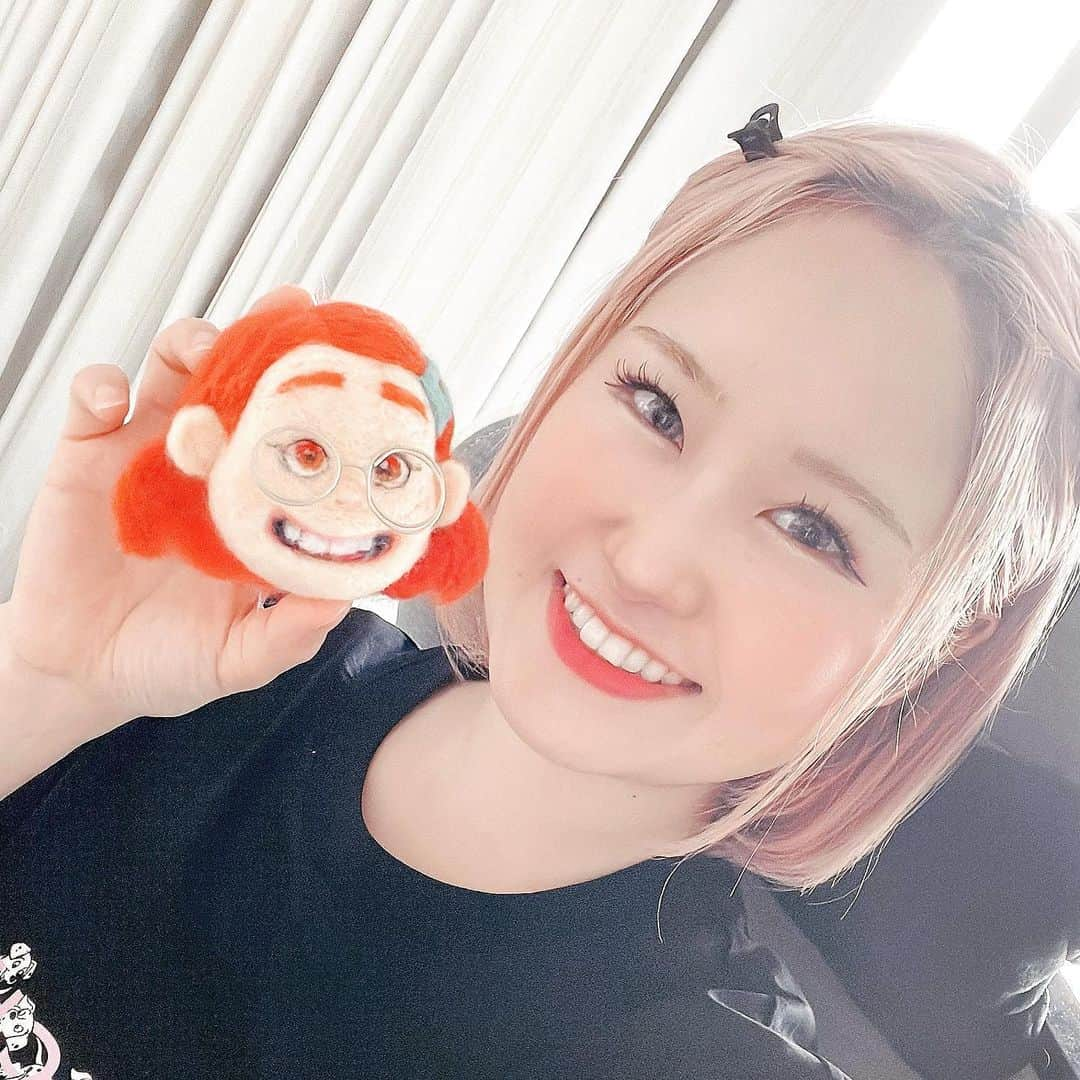 みのりんさんのインスタグラム写真 - (みのりんInstagram)「I think I should upload my artworks more😉 Did you guys see my latest needle felting video? I tried making Mei from Turning Red!! アート系ももっとインスタに載せたいな　笑。 羊毛フェルトで私ときどきレッサーパンダのメイちゃんつくってみたよ！ #turningred #disney #art #needlefelting #ディズニー」7月11日 16時20分 - minicuteclub