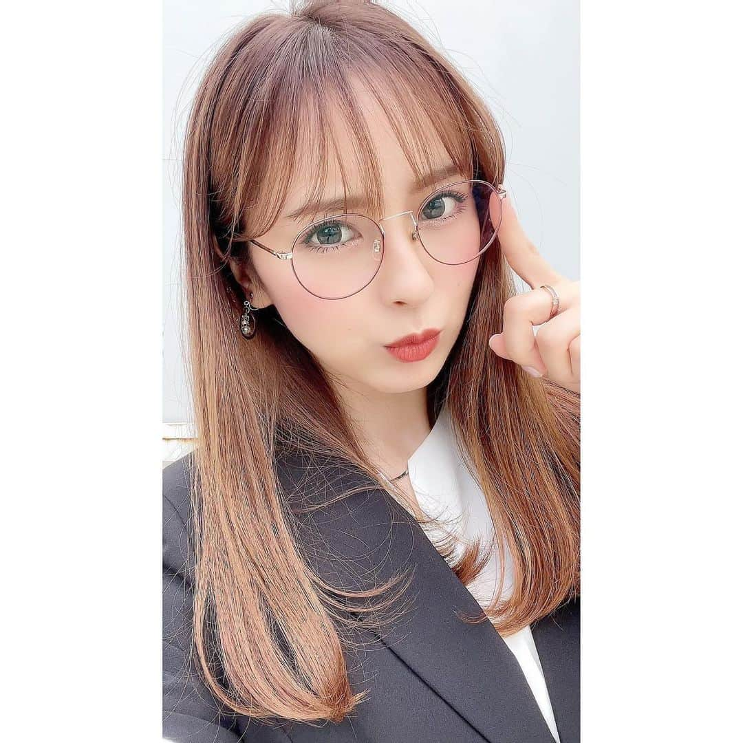 ぽこのインスタグラム：「10年ぶりにスーツ着たっ👩‍💼✨ 新番組始まるので宜しくね🥰」