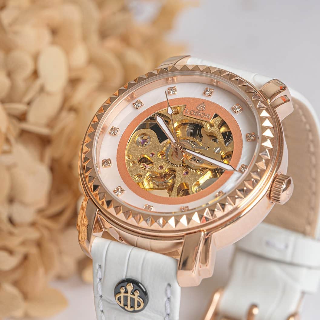 のインスタグラム：「PREMIER CORNWALL WHITE 40mm   文字盤にはシェルフェイスとダイヤをあしらっています 35mm商品とペアでのご着用も可能です  @loborjapan」