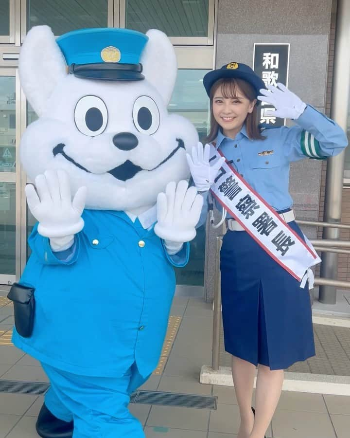 本谷紗己のインスタグラム：「御坊警察署にて #一日警察署長 させて頂きました👮✨  わかやま夏の交通安全運動が 本日よりスタート。  御坊警察署にて 一日警察署長の委嘱式、 そして出発式でご挨拶させていただきました🙇  ロマンシティでの該当啓発活動もさせていただきました😋  事前告知ができなかったので、 活動後のご報告になってしまいましたが、こうやって地域の皆さんと触れ合える機会もコロナ禍でなかなかなかったので、本当に嬉しい一日となりました🥰  今日の様子はYouTubeにて後日up予定です🌟 #きしゅう君 も出演してくれました🐶！  一日警察署長させていただくのは 実は三回目👮✨ 貴重な経験を人生に3度も体験できるなんて幸せものです🥹  準備してくださったみなさん、 暑い中お声かけてくださった方も 本当にありがとうございました🙇  #insta_wakayama #wakayama #和歌山 #御坊市 #和歌山県警　 #なんて素敵な和歌山なんでしょう #わくわく編集部 #ポジティブアクティブアグレッシブ　 #夏の交通安全運動」