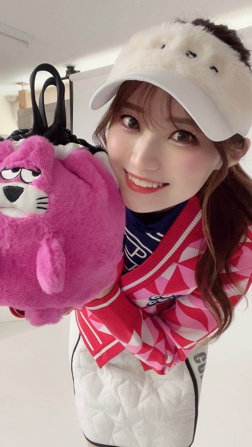 のインスタグラム：「動画苦手であんまり撮らないけど クアルトさんのゴルフウェア撮影 いつも可愛いからがんばって撮っちゃう🫶🏻 ・ ・ ・ ・ ・ ・ ・ ・ #ゴルフ #ゴルフウェア #クアルトユナイテッド #cuartounited #golf #golfwear #ゴルフ女子 #ゴルフコーデ #ゴルフ女子コーデ #ゴルフシューズ #撮影 #shooting #model #モデル #アパレル撮影 #アパレル」