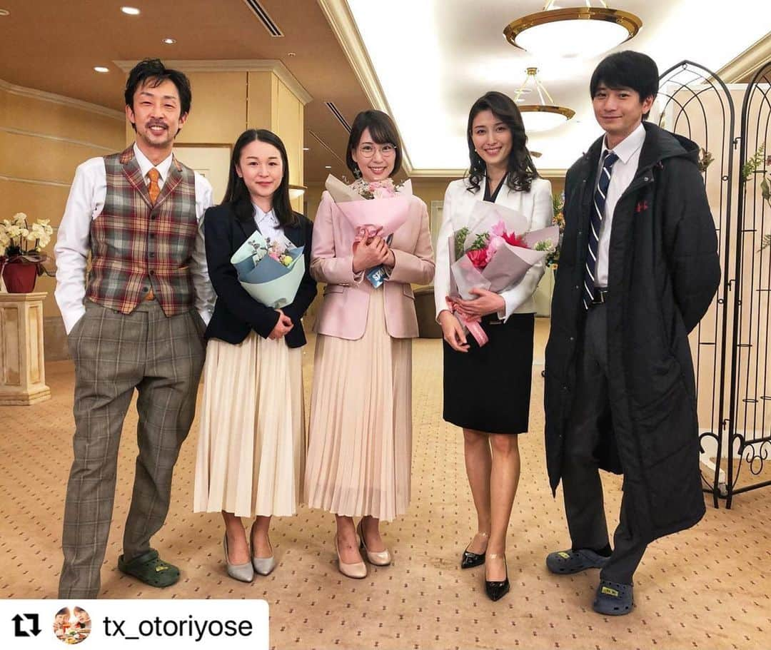 増田有華さんのインスタグラム写真 - (増田有華Instagram)「＊  先生のおとりよせクランクアップのお写真です💐  向井理さん、北村有起哉さん、橋本マナミさん大変お世話になりました。 和気藹々とした現場、楽しかったです。 またご一緒できますように…🥺‼️  #Repost @tx_otoriyose with @use.repost ・・・ クールな編集長、九堂今日子役の #橋本マナミ さん、そして先生たちの担当編集役の #綾乃彩 さん、#増田有華 さんのクランクアップです💐 クールだけど可愛らしい、そしてセクシーな編集長、とても素敵でしたよね✨  #先生のおとりよせ #向井理 #北村有起哉 #神尾楓珠 #財前直見 #綾乃彩 #増田有華」7月11日 18時21分 - masuyuka_official