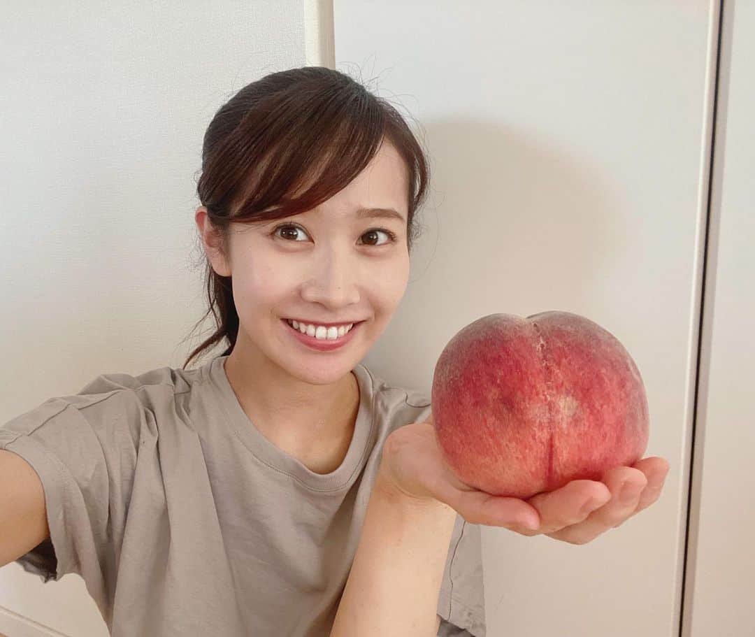 島津咲苗さんのインスタグラム写真 - (島津咲苗Instagram)「いただいた桃を丸ごとパクリ🍑 なんて贅沢なんでしょう...  先ほど投稿した野菜も、桃もスイカも芋も 素材をそのまま食べることが多く よくツッコまれます(笑) . . . #桃 #旬 #うましゅん #🍑 #ドデスカ #島津咲苗 #アナウンサー #名古屋 #お決まりの遠近法」7月11日 18時24分 - sanae_shimazu