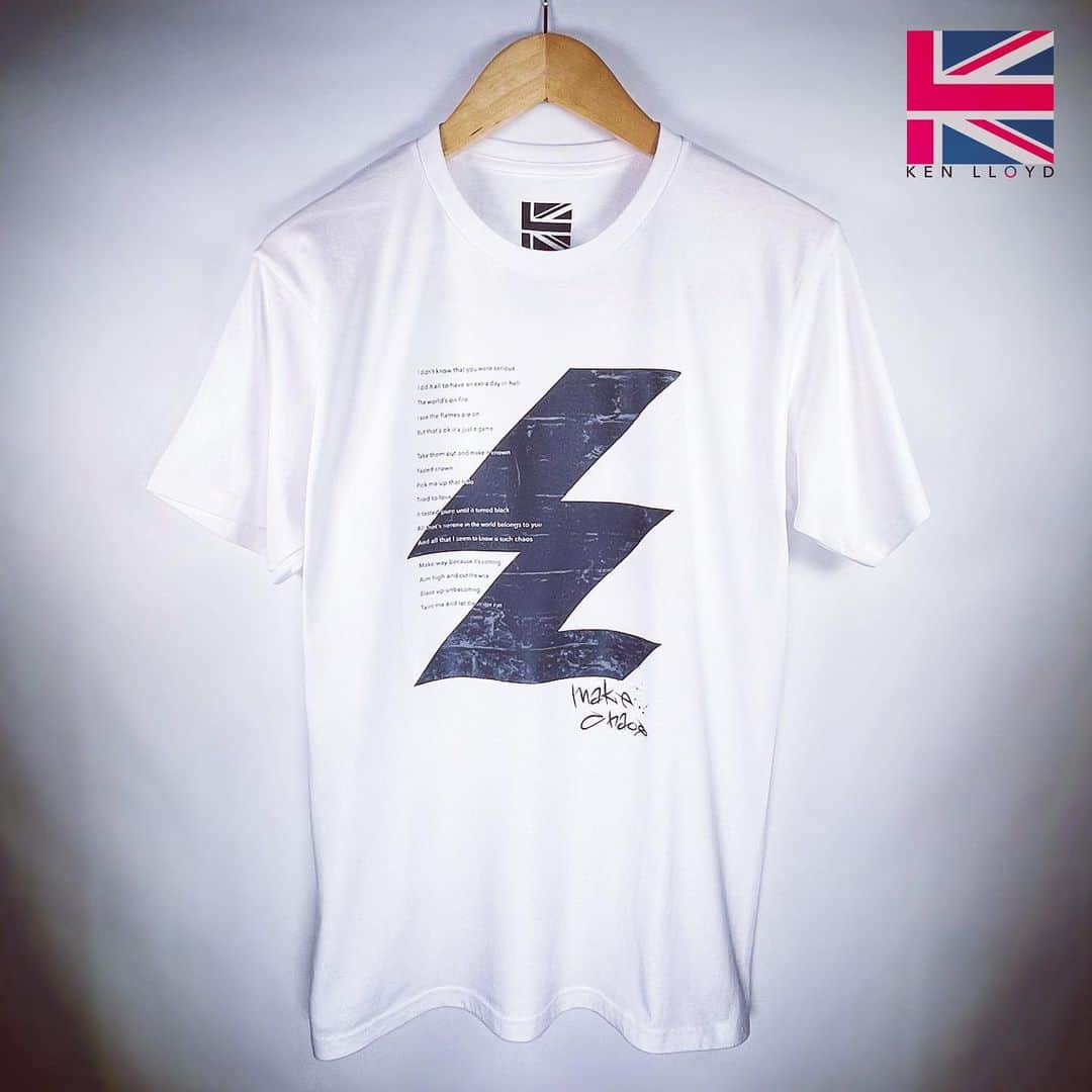 ケン・ロイドのインスタグラム：「KL Summer 2022 Item 1 - Chaos Bolt White/Black T-shirt On sale July 12th 19:00pm～ (Jpn time)  KEN LLOYDのLLをデザインに組み込んだ今までのKLアイテムとは少し違うストリートテイストのLyricTシャツ。カラーはホワイトとブラックの2色展開。  Brand new lyric T-shirt featuring the double L design for that added touch of chaos. Available in black or white.  https://ken-lloyd.store/ja https://ken-lloyd.store/」