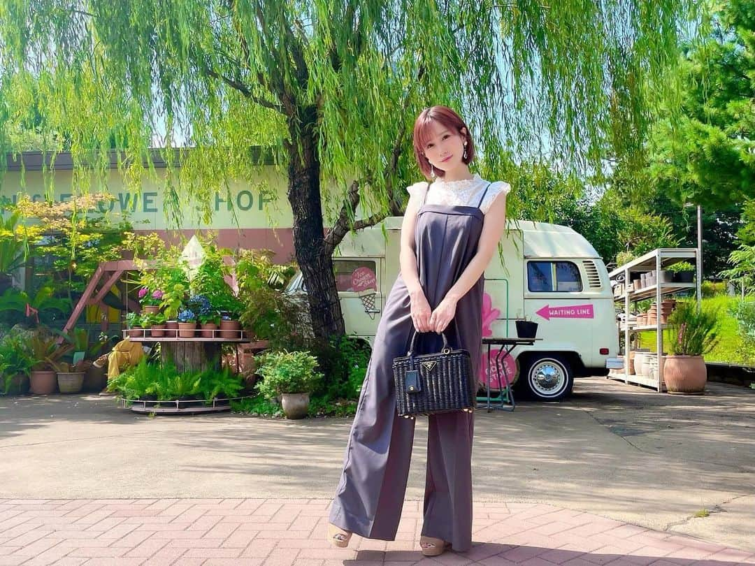 小島みなみさんのインスタグラム写真 - (小島みなみInstagram)「. . 今日はYouTube撮影からの 東スポ連載インタビューの日🌼 . 暑いとワンピースか ロンパース着がち笑 . 夏は楽ちんなのがすき💓 . . このロンパース 家出る前に届いたから 嬉しくなってすぐ着たんだ🙋‍♂️笑 . でも丈がちょい長いから お直しださねばだ🥺 . そんなことも気にならないくらい 新しいお洋服って 着ると気分るんるんになれる🌞 . . グレーだから秋までいけそうだよね🙆‍♂️ . . . #お仕事 #撮影 #YouTube撮影 #インタビュー #東スポ #南青山 #夏コーデ #夏服 #ロンパース #ロンパースコーデ #カゴバッグ #かごバッグ #私服」7月11日 18時48分 - kojima_minami_373