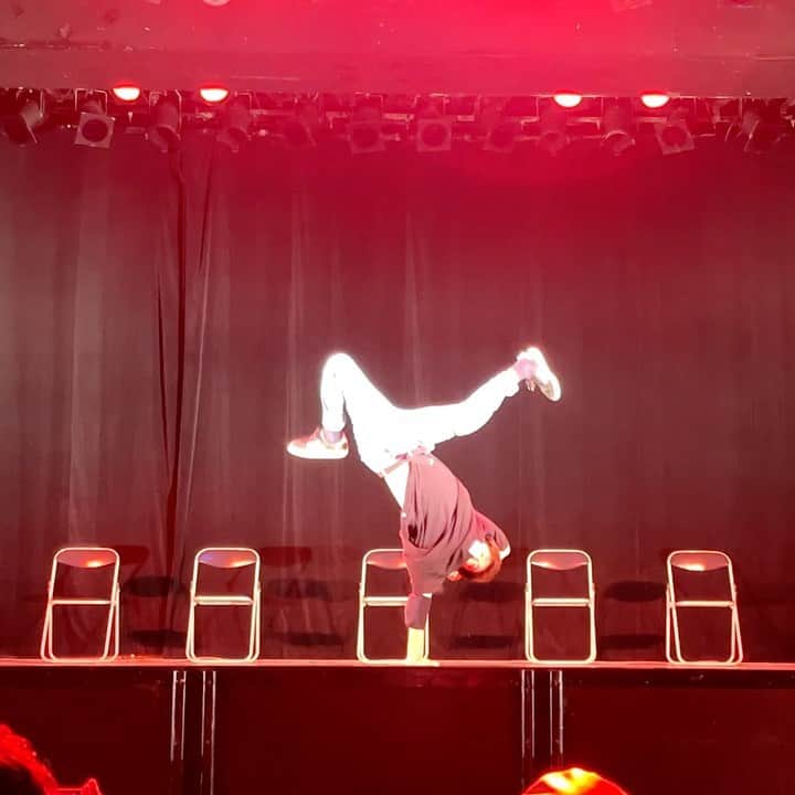 のインスタグラム：「judge move フリースタイル2on2&アニソンソロバトルイベントの「筑前人」にてジャッジでした！  ジャッジの細かい感想や総評はいつもブログで書いてるのでそちらをご覧ください！ 今回もレベル高く、エンタメ的にも面白く、良いバトル多くて楽しみつつかなり悩みました笑。 どちらの部門も「まとめ力」がある人が勝った印象でした！  踊った曲はアニソンイベントだったのでアニソンで！  music opening - #kmnz   #handhop #breakdance #trickandcombo #逆立ち #freeze #ブレイクダンス #ギネス世界記録 #guinnessworldrecord #tatestyle #ワンラビ #forgetneverclothing #新潟」