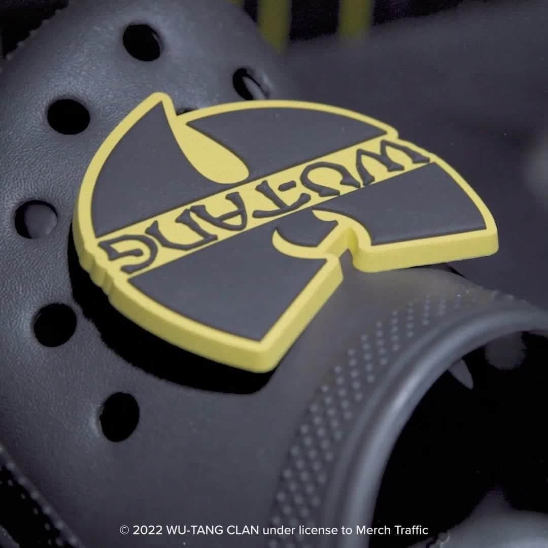 のインスタグラム：「. Crocs rule everything around me.   7/16(土)発売!  207759-001 Classic Wu-Tang Clan Clog 6,000円 207760-731 ClassicCrocsWuTangClanSlide 3,800円  @crocsjp   #Crocs  #クロックス #サンダル」