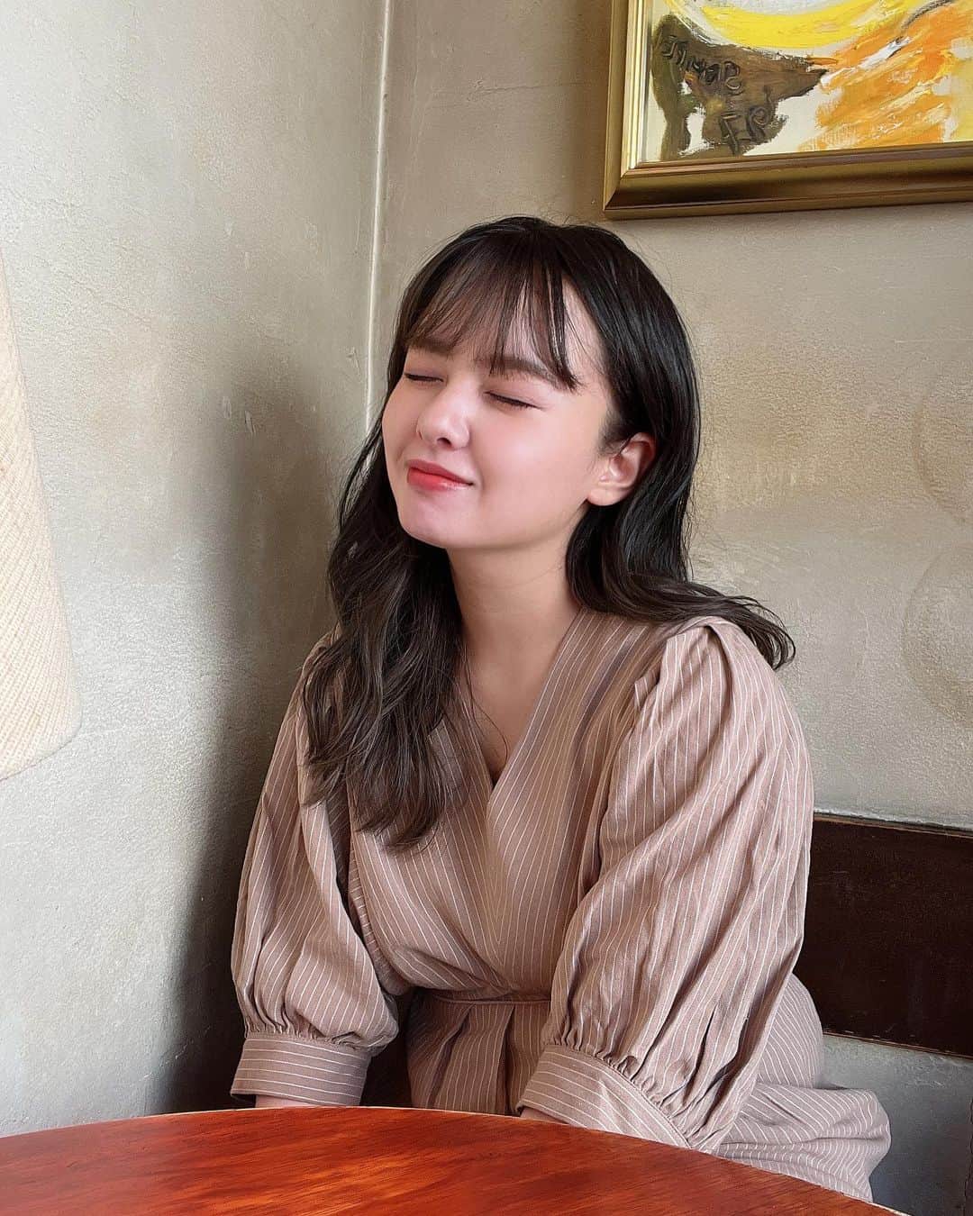 山田菜々のインスタグラム：「ステキなカフェを見つけました☕️  今テレビつけたら怖いテレビやってて見ちゃってるけど怖い🥹！笑  でも見たい🥹夏ですね〜🍉」
