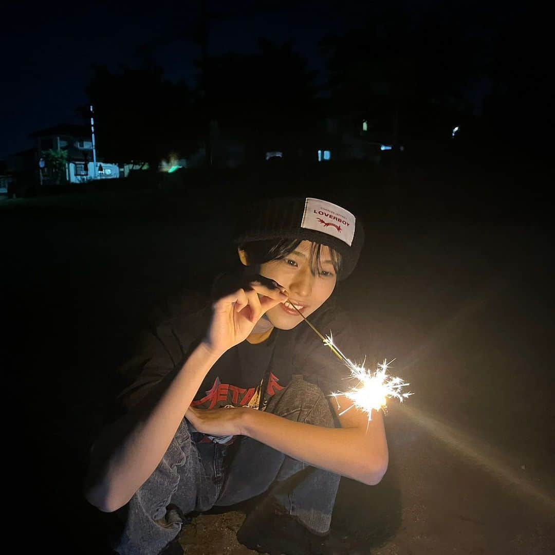 星野晴海のインスタグラム：「6月頭の過去画📸 今年初の花火した時の写真🎇🎆 毎年6月頭ぐらいに初花火するんだ まだ夜が涼しくて、なんなら少し肌寒いんだけど、それがいいの🤭 夏を先取りした気分になれてとっても幸せな1日だったよ🌟 ・ ・ ・ ・ ・ ・ ・ ・  #花火  #手持ち花火   #古着  #古着コーデ  #古着mix  #古着mixコーデ   #猫耳ニット帽  #used  #usedmix   #ootd  #ootdfashion  #fashion」