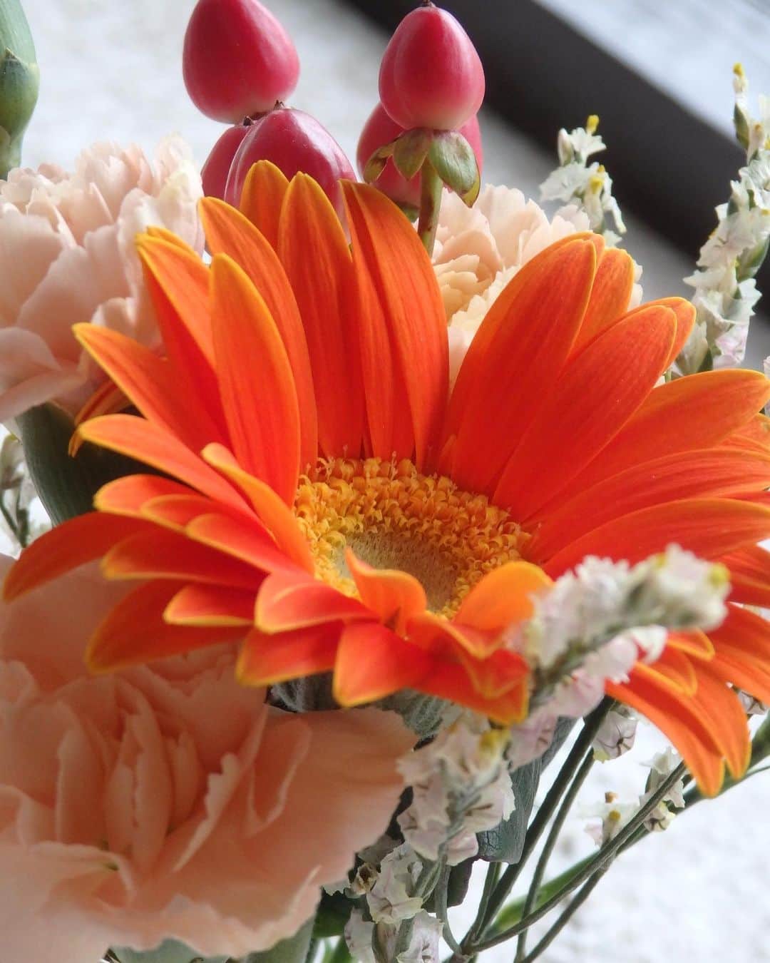 野田澤彩乃のインスタグラム：「今回ダイニングテーブルに飾った、#ブーケ の #花の写真」