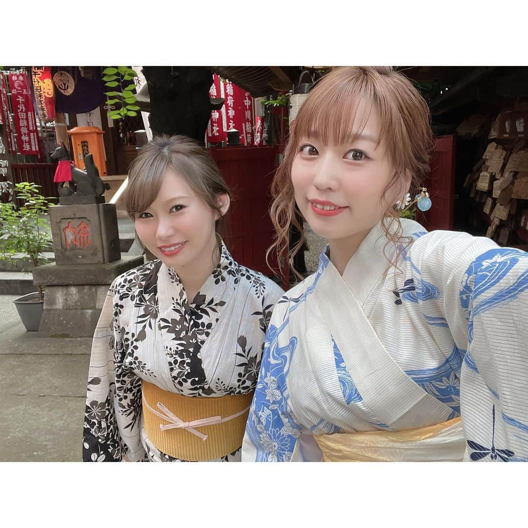 川崎芹奈さんのインスタグラム写真 - (川崎芹奈Instagram)「2022.7.7 ヤングスナック 芹奈5周年を迎えることができました✨😆💖  7.6〜7.9までの4日間！ 浴衣で夏祭り〜👘な周年イベント、急遽決めてしまいましたが遊びに来てくれた皆さん一緒に盛り上げてくれた1日ママの皆さん、本当にありがとうございました💖  8.9はななちゃん着付けもありがとう♡  たっくさんのお祝い🥂 本当に胸がいっぱいです。  5周年となると、常連さんも長くなって、一緒に色々な思い出を積み重ねているんだと思うとなんだか感慨深くてじわじわきます。  今年はアイドルとしてではなくスナックのママとしてお会いしたお客さん達がお祝いしてくれることも多くて、5年間の厚みを少しだけ感じられてとっても嬉しかったです💗  もちろんアイドル時代から応援してくれている方も、完全に酒焼けしたわたしを許し(?)今もこうして一緒に楽しく過ごせることが嬉しいです😋♡音楽もやめないヨ。  1日ママの皆にはお店もままならない最初の頃から協力してくれたり、色々な社会情勢や変化がある中でついてきてくれていること。本当に感謝しています。 新しい仲間が増えていくことも本当に嬉しいです♡  ハタチの怖いもの知らずな自信で自分のお店を続けることは絶対にできると思っていたけど、月日が流れていく中で気づけば周りにはたくさんの人がいてくれて、自分が中心となって動いていく今の現状はその頃にはまったく想像してませんでした。  今のお店があるのはこの5年間の中で協力してくれたすべての方のおかげであり、一人じゃむりでした。だから周りにいてくれる人を大切に、お店と共に自分も成長させて大きな器を手に入れたいです。  お店で過ごす楽しい時間が大好きで、辛い時もいつも向き合ってくれる大切なお客様が大好きで、お店で飲むお酒はどこで飲むよりも一番楽しくて大好きです♡  いつもはっぴーで刺激的な毎日をありがとう。  わたしの愛でお返しします！  これからもヤングスナック芹奈をよろしくお願いします😊💖  記念品のオリジナルシール渡し忘れた方ごめんなさい！まだあります！ スタンドフラワーやお花も本当にありがとうございます💐  #渋谷　#スナック　#ヤングスナック　#ヤングスナック芹奈 #5周年　#ひまわり　#バー　#ヤンスナ　#アイドル」7月11日 19時44分 - serina_yss