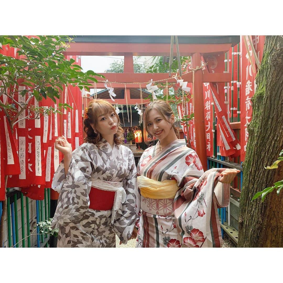 川崎芹奈さんのインスタグラム写真 - (川崎芹奈Instagram)「2022.7.7 ヤングスナック 芹奈5周年を迎えることができました✨😆💖  7.6〜7.9までの4日間！ 浴衣で夏祭り〜👘な周年イベント、急遽決めてしまいましたが遊びに来てくれた皆さん一緒に盛り上げてくれた1日ママの皆さん、本当にありがとうございました💖  8.9はななちゃん着付けもありがとう♡  たっくさんのお祝い🥂 本当に胸がいっぱいです。  5周年となると、常連さんも長くなって、一緒に色々な思い出を積み重ねているんだと思うとなんだか感慨深くてじわじわきます。  今年はアイドルとしてではなくスナックのママとしてお会いしたお客さん達がお祝いしてくれることも多くて、5年間の厚みを少しだけ感じられてとっても嬉しかったです💗  もちろんアイドル時代から応援してくれている方も、完全に酒焼けしたわたしを許し(?)今もこうして一緒に楽しく過ごせることが嬉しいです😋♡音楽もやめないヨ。  1日ママの皆にはお店もままならない最初の頃から協力してくれたり、色々な社会情勢や変化がある中でついてきてくれていること。本当に感謝しています。 新しい仲間が増えていくことも本当に嬉しいです♡  ハタチの怖いもの知らずな自信で自分のお店を続けることは絶対にできると思っていたけど、月日が流れていく中で気づけば周りにはたくさんの人がいてくれて、自分が中心となって動いていく今の現状はその頃にはまったく想像してませんでした。  今のお店があるのはこの5年間の中で協力してくれたすべての方のおかげであり、一人じゃむりでした。だから周りにいてくれる人を大切に、お店と共に自分も成長させて大きな器を手に入れたいです。  お店で過ごす楽しい時間が大好きで、辛い時もいつも向き合ってくれる大切なお客様が大好きで、お店で飲むお酒はどこで飲むよりも一番楽しくて大好きです♡  いつもはっぴーで刺激的な毎日をありがとう。  わたしの愛でお返しします！  これからもヤングスナック芹奈をよろしくお願いします😊💖  記念品のオリジナルシール渡し忘れた方ごめんなさい！まだあります！ スタンドフラワーやお花も本当にありがとうございます💐  #渋谷　#スナック　#ヤングスナック　#ヤングスナック芹奈 #5周年　#ひまわり　#バー　#ヤンスナ　#アイドル」7月11日 19時44分 - serina_yss