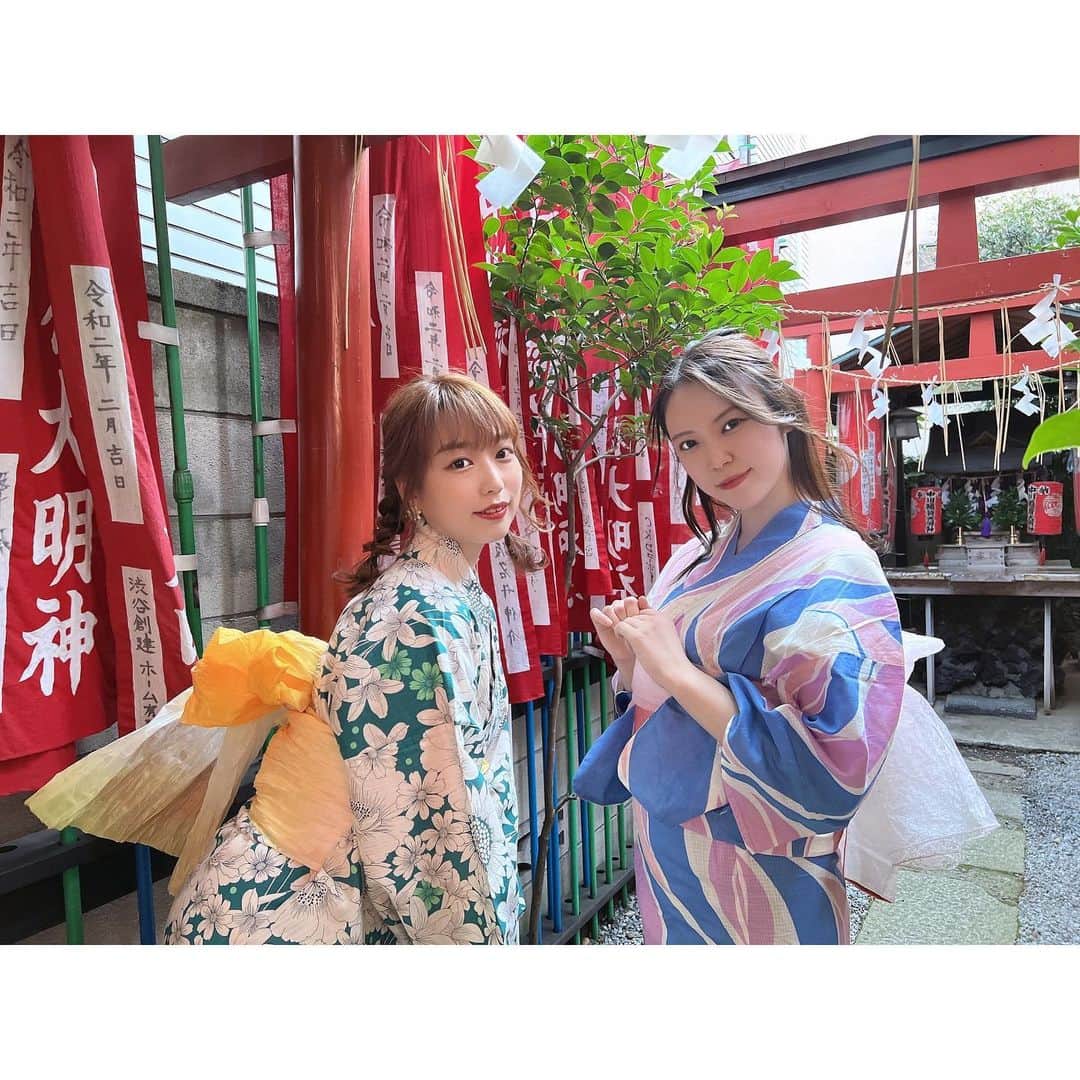 川崎芹奈さんのインスタグラム写真 - (川崎芹奈Instagram)「2022.7.7 ヤングスナック 芹奈5周年を迎えることができました✨😆💖  7.6〜7.9までの4日間！ 浴衣で夏祭り〜👘な周年イベント、急遽決めてしまいましたが遊びに来てくれた皆さん一緒に盛り上げてくれた1日ママの皆さん、本当にありがとうございました💖  8.9はななちゃん着付けもありがとう♡  たっくさんのお祝い🥂 本当に胸がいっぱいです。  5周年となると、常連さんも長くなって、一緒に色々な思い出を積み重ねているんだと思うとなんだか感慨深くてじわじわきます。  今年はアイドルとしてではなくスナックのママとしてお会いしたお客さん達がお祝いしてくれることも多くて、5年間の厚みを少しだけ感じられてとっても嬉しかったです💗  もちろんアイドル時代から応援してくれている方も、完全に酒焼けしたわたしを許し(?)今もこうして一緒に楽しく過ごせることが嬉しいです😋♡音楽もやめないヨ。  1日ママの皆にはお店もままならない最初の頃から協力してくれたり、色々な社会情勢や変化がある中でついてきてくれていること。本当に感謝しています。 新しい仲間が増えていくことも本当に嬉しいです♡  ハタチの怖いもの知らずな自信で自分のお店を続けることは絶対にできると思っていたけど、月日が流れていく中で気づけば周りにはたくさんの人がいてくれて、自分が中心となって動いていく今の現状はその頃にはまったく想像してませんでした。  今のお店があるのはこの5年間の中で協力してくれたすべての方のおかげであり、一人じゃむりでした。だから周りにいてくれる人を大切に、お店と共に自分も成長させて大きな器を手に入れたいです。  お店で過ごす楽しい時間が大好きで、辛い時もいつも向き合ってくれる大切なお客様が大好きで、お店で飲むお酒はどこで飲むよりも一番楽しくて大好きです♡  いつもはっぴーで刺激的な毎日をありがとう。  わたしの愛でお返しします！  これからもヤングスナック芹奈をよろしくお願いします😊💖  記念品のオリジナルシール渡し忘れた方ごめんなさい！まだあります！ スタンドフラワーやお花も本当にありがとうございます💐  #渋谷　#スナック　#ヤングスナック　#ヤングスナック芹奈 #5周年　#ひまわり　#バー　#ヤンスナ　#アイドル」7月11日 19時44分 - serina_yss