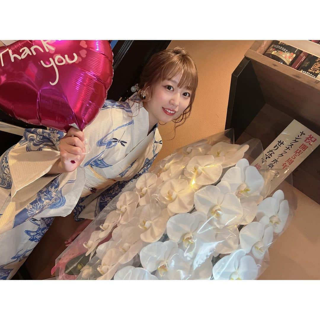 川崎芹奈さんのインスタグラム写真 - (川崎芹奈Instagram)「2022.7.7 ヤングスナック 芹奈5周年を迎えることができました✨😆💖  7.6〜7.9までの4日間！ 浴衣で夏祭り〜👘な周年イベント、急遽決めてしまいましたが遊びに来てくれた皆さん一緒に盛り上げてくれた1日ママの皆さん、本当にありがとうございました💖  8.9はななちゃん着付けもありがとう♡  たっくさんのお祝い🥂 本当に胸がいっぱいです。  5周年となると、常連さんも長くなって、一緒に色々な思い出を積み重ねているんだと思うとなんだか感慨深くてじわじわきます。  今年はアイドルとしてではなくスナックのママとしてお会いしたお客さん達がお祝いしてくれることも多くて、5年間の厚みを少しだけ感じられてとっても嬉しかったです💗  もちろんアイドル時代から応援してくれている方も、完全に酒焼けしたわたしを許し(?)今もこうして一緒に楽しく過ごせることが嬉しいです😋♡音楽もやめないヨ。  1日ママの皆にはお店もままならない最初の頃から協力してくれたり、色々な社会情勢や変化がある中でついてきてくれていること。本当に感謝しています。 新しい仲間が増えていくことも本当に嬉しいです♡  ハタチの怖いもの知らずな自信で自分のお店を続けることは絶対にできると思っていたけど、月日が流れていく中で気づけば周りにはたくさんの人がいてくれて、自分が中心となって動いていく今の現状はその頃にはまったく想像してませんでした。  今のお店があるのはこの5年間の中で協力してくれたすべての方のおかげであり、一人じゃむりでした。だから周りにいてくれる人を大切に、お店と共に自分も成長させて大きな器を手に入れたいです。  お店で過ごす楽しい時間が大好きで、辛い時もいつも向き合ってくれる大切なお客様が大好きで、お店で飲むお酒はどこで飲むよりも一番楽しくて大好きです♡  いつもはっぴーで刺激的な毎日をありがとう。  わたしの愛でお返しします！  これからもヤングスナック芹奈をよろしくお願いします😊💖  記念品のオリジナルシール渡し忘れた方ごめんなさい！まだあります！ スタンドフラワーやお花も本当にありがとうございます💐  #渋谷　#スナック　#ヤングスナック　#ヤングスナック芹奈 #5周年　#ひまわり　#バー　#ヤンスナ　#アイドル」7月11日 19時44分 - serina_yss