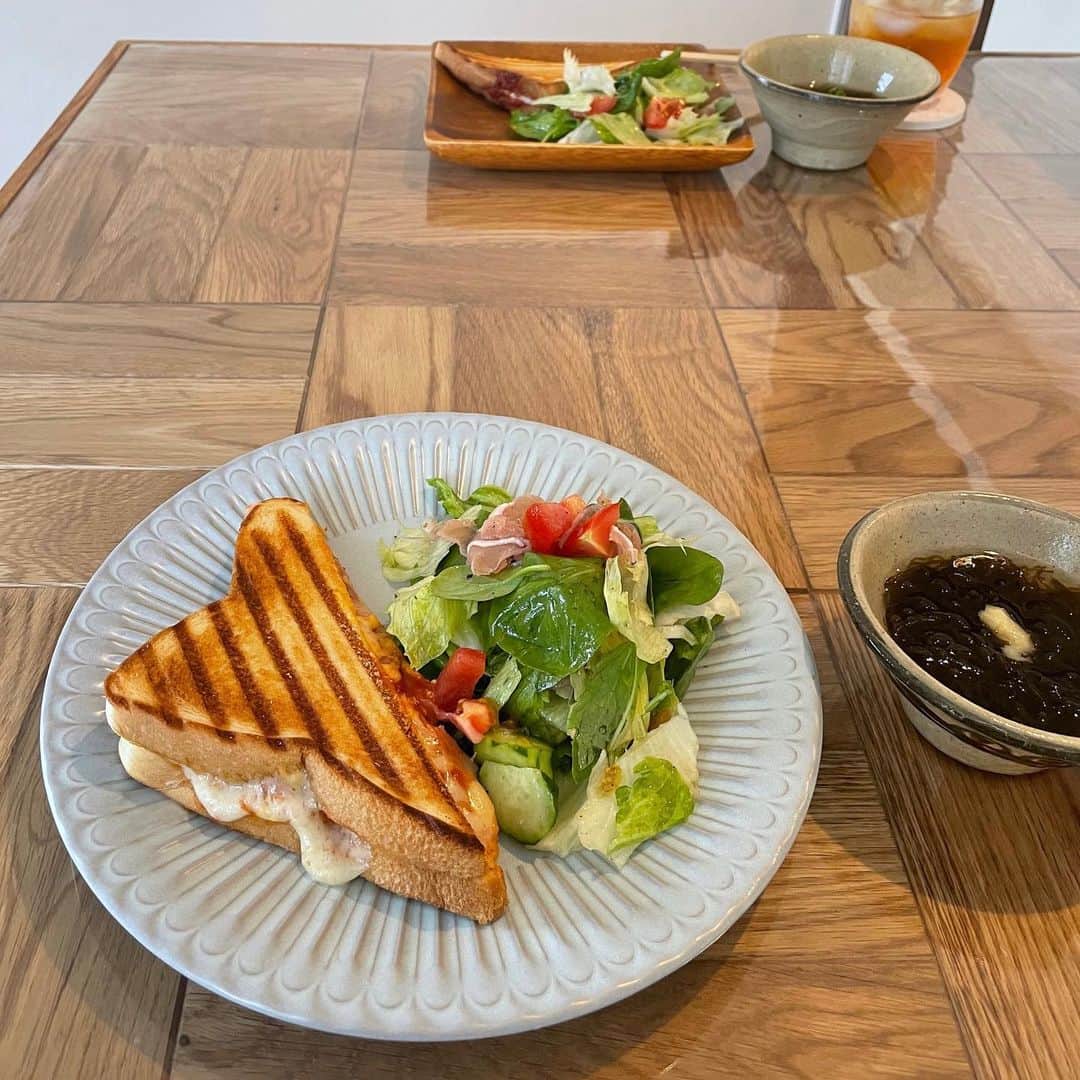 大野いとのインスタグラム：「ほなみちゃんが作ってくれたホットサンドとサラダが美味しすぎた🧀🍅🍞🥓 ご馳走さまでした🤍 #蔵下穂波 ちゃん #もずくも美味しい」