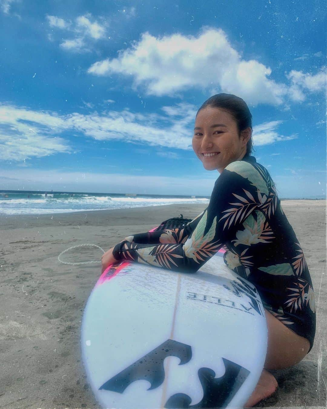 松田詩野さんのインスタグラム写真 - (松田詩野Instagram)「🌺🌊🏄‍♂️🔙🔙💜 I’m so happy that I’ve got back in the water after 3 months absence❤️☀️ It was a great feeling when i got some waves for the first time in a while.  Thank you all who always support me!  手術から約3ヶ月ぶりにやっと海に戻れました！❤️🌦サーフィンから数ヶ月離れたことは初めてだったので最初は不安でしたが、皆さんのサポートのおかげで順調に回復しポジティブに過ごす事ができました。久しぶりのサーフィンは最高で再びボードの上での感覚を感じられて嬉しかったです❤️‍🔥前よりも強く、自分らしいサーフィンが出来るように頑張ります！🐆🌏🪐  @billabongwomensjp @billabongwomensjp @niketokyo @whitebuffalo_official @fcs_japan @alliepr_jp @seablink_official @hlna.jp @triplecproject #yusurfboards #aerotech」7月11日 20時04分 - shinomatsuda