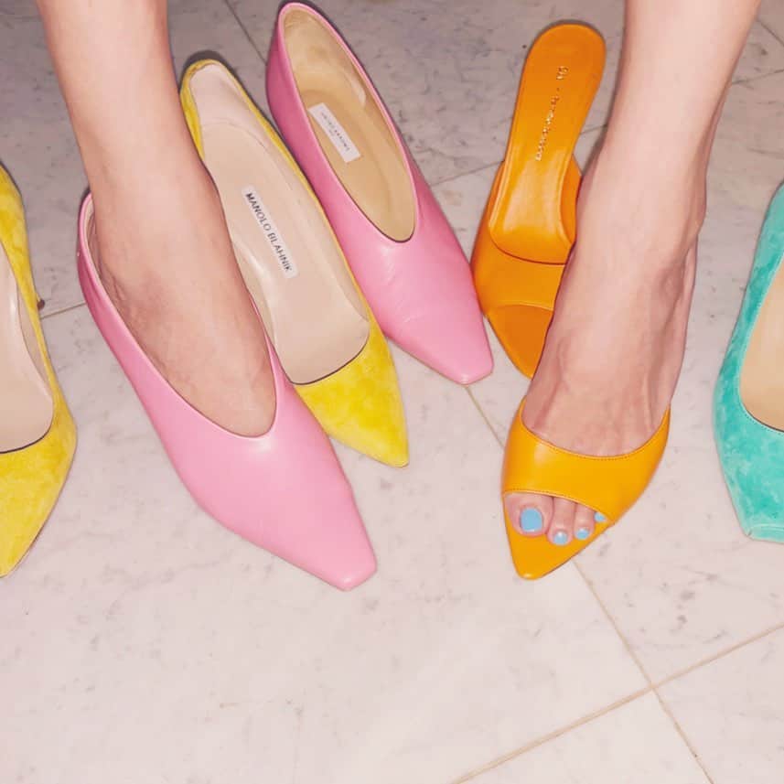 辻直子さんのインスタグラム写真 - (辻直子Instagram)「#sandals#pumps👠#I♡heels #コーディネートをするとき#靴だけカラフルにするのもいいけれど#靴までカラフルにしたくなります#色の羅列が今の気分🟡🟢🔴  ハッとするような鮮やかな色のならびはとても好きです✔️」7月11日 20時09分 - naoko.ts