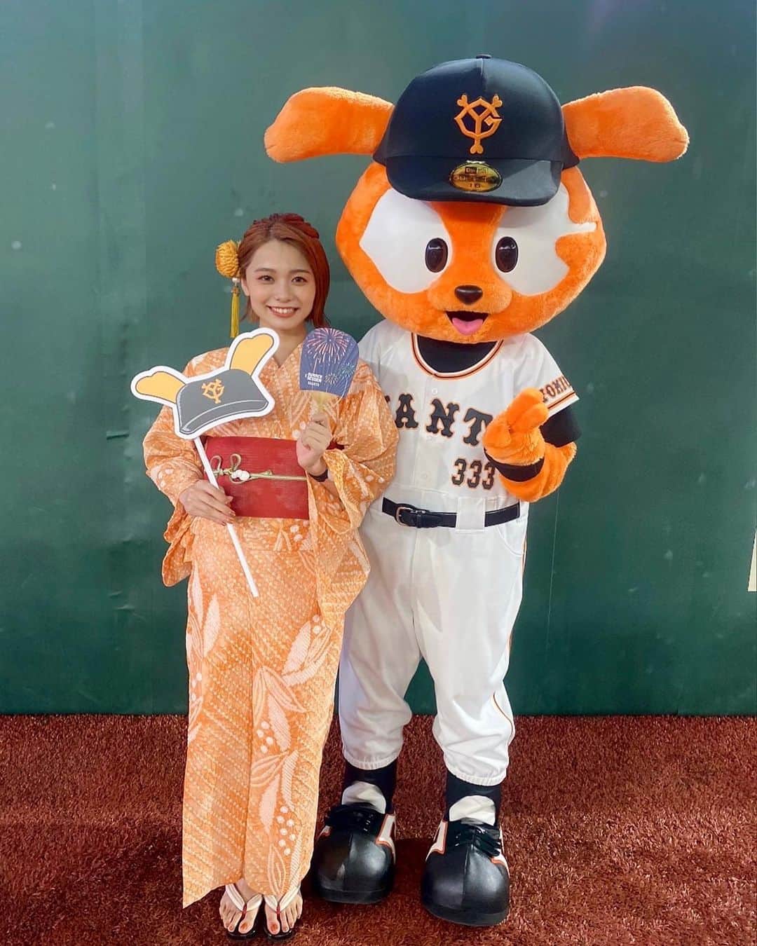 足立佳奈のインスタグラム：「胸が熱くなるそんな1日でした。  先日「GIANTS SUMMER GIRL 2022」として「#夏のGIANTS大花火大会」に参加させて頂きました！  その日の試合では、 #吉川尚輝 選手 #ポランコ 選手のホームランを見ることができて感激でした！ 延長戦まで続く、白熱した試合に思わず前のめりになりながら観戦していました。 試合後の大きな電光掲示板に映る大花火大会は、色鮮やかで、とても美しく、私の夏の思い出になりました！ 外野の人工芝辺りで花火を楽しんだんですが、 とてもフワフワで、外野の広さ、 客席と外野の間にある柵の高さに驚きました！！ 巨人ファンの皆さんとグラウンドでお会いすることができて、貴重な時間でした。 「夏のGIANTS大花火大会」は7月15日からの3連戦でも行われます！ ぜひ皆さんも夏の思い出を作ってくださいね。  本当にありがとうございました！！  #巨人 #ジャイアンツ」