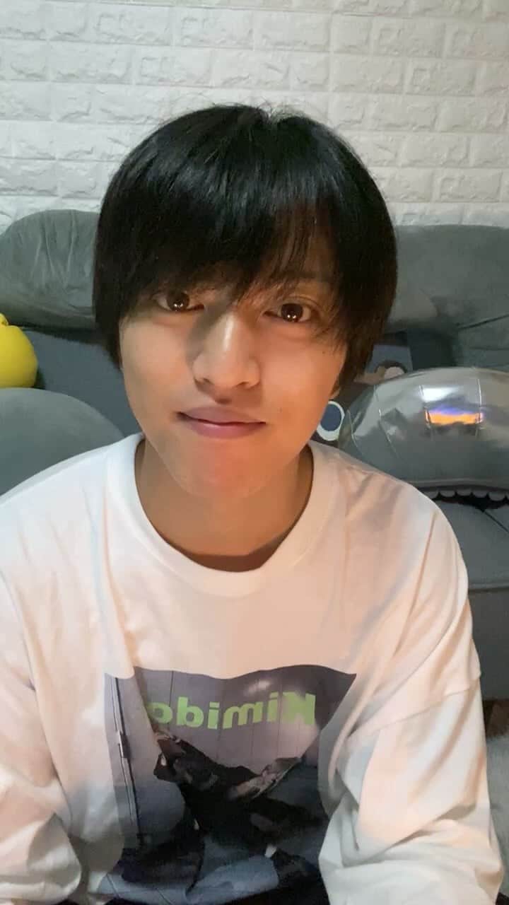 石渡真修のインスタグラム：「初インスタライブ！！  舞台ぜひ！！！ 観にきてください！！！  #ムチュール  #ツッコミ  #追想地獄変」