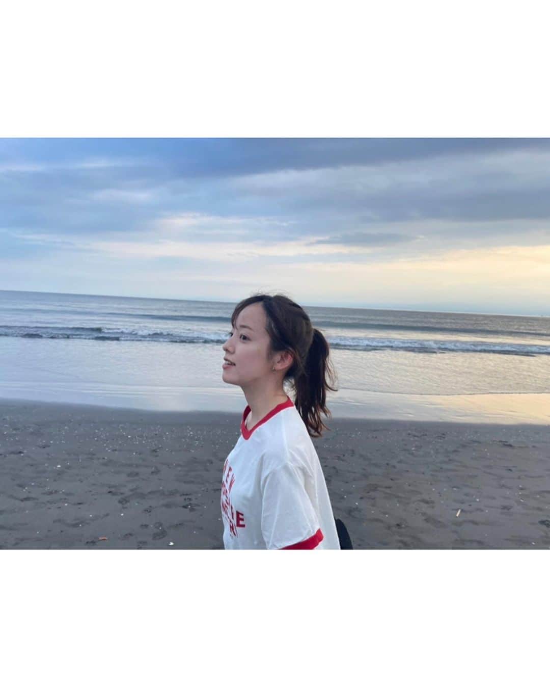 柳生みゆのインスタグラム：「少年みたいな格好で江ノ島行った日☺︎最近の海の家がこんなお洒落なの知らなかった〜🏝 #江ノ島#海の家#ビール#さいっっっこう」