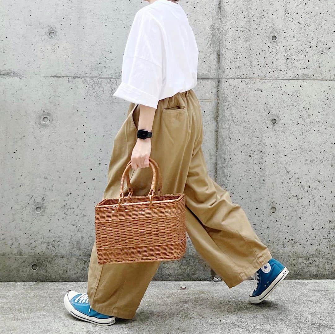 ryokoのインスタグラム：「▪︎  simple✌️  .  tee #gap bottoms #harvesty shoes #converse」